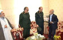 گزارش تصویری از حضور فرمانده سپاه عاشورا در منزل شهدای مدافع حرم مرند