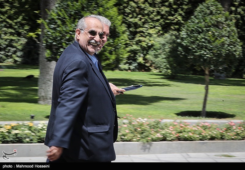 «کرباسیان» با رأی نمایندگان مجلس از وزارت اقتصاد رفت