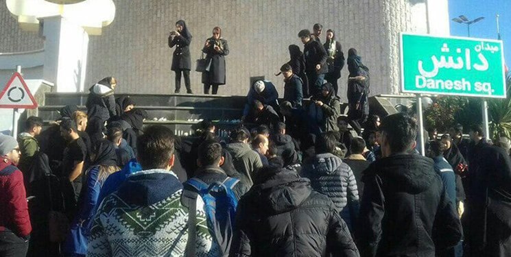 برگزاری تجمع دانشجویان برای گرامیداشت یاد درگذشتگان حادثه واژگونی اتوبوس