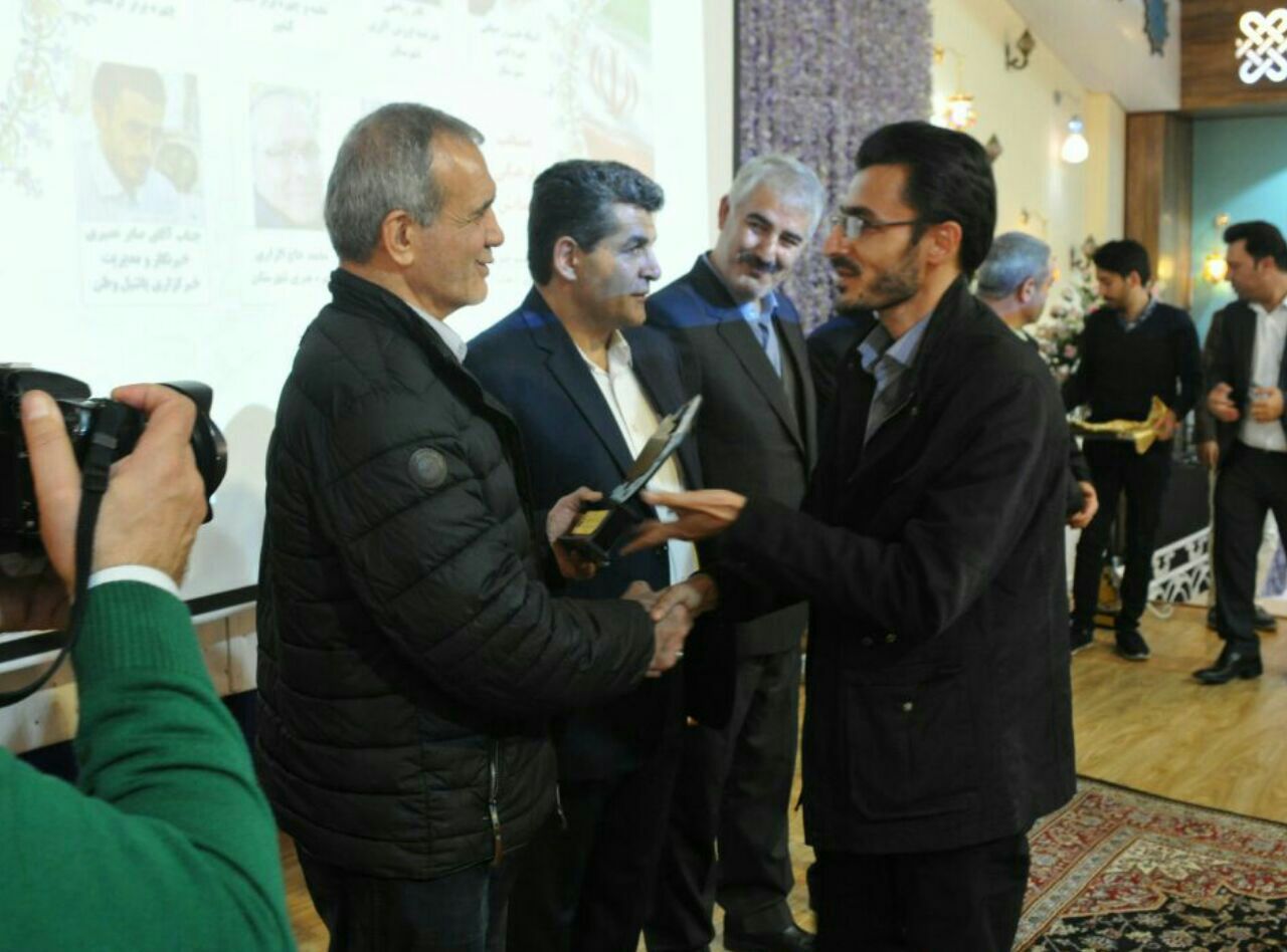 تجلیل از مدیر یاشیل وطن در همایش تجلیل از فعالین مرند