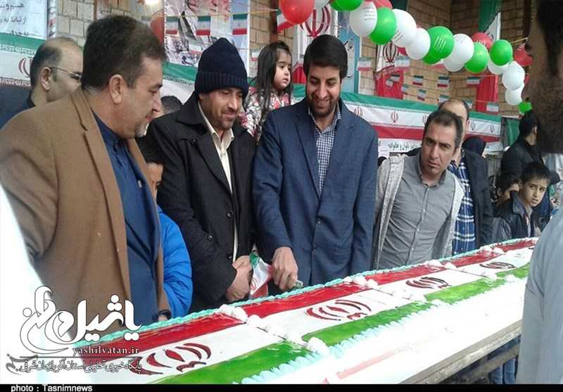 پخت و توزیع کیک ۴۰ متری در اسلامشهر به مناسبت ۴۰ سالگی انقلاب اسلامی +تصاویر