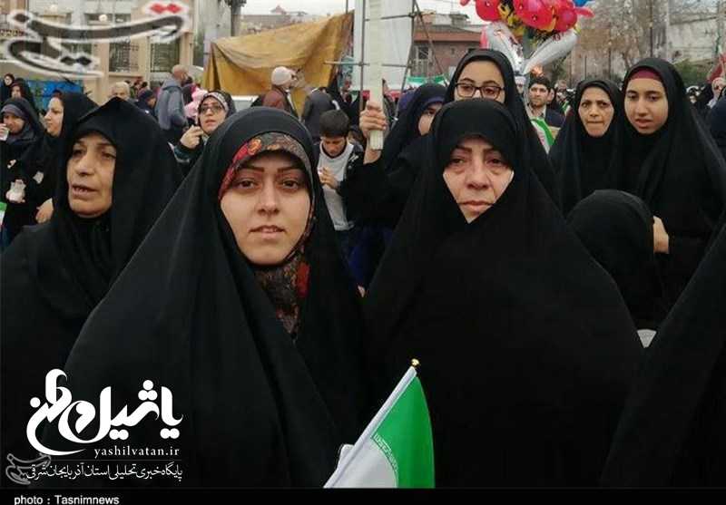 خانواده مسیح علی‌نژاد در راهپیمایی ۲۲ بهمن شرکت کردند+ عکس