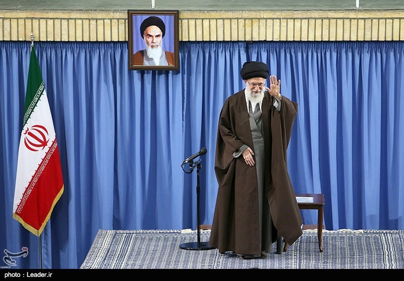 جمعی از کارگران به دیدار امام خامنه‌ای می‌روند