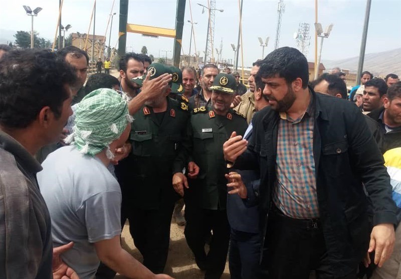گفت‌وگوی چهره به چهره فرمانده سپاه با سیل‌زدگان لرستان + عکس و فیلم