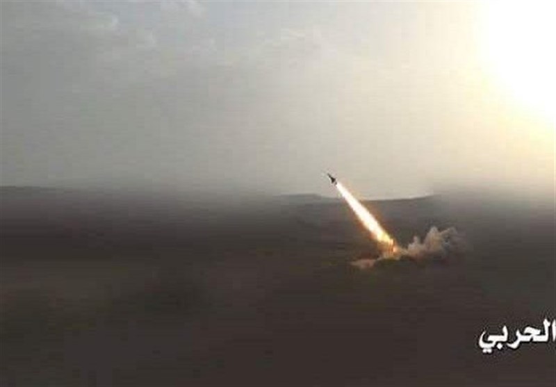 شلیک موشک زلزال به مرکز تجمع مزدوران سعودی/تجمع یمنی‌ها در واکنش به جنایت یک متجاوز سودانی