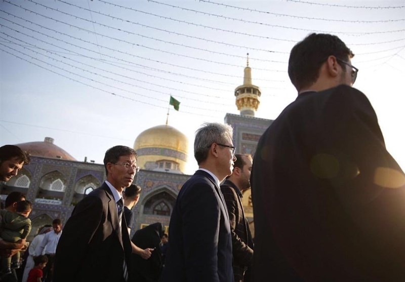 حضور سفیر کره جنوبی در حرم امام رضا (ع) + تصاویر