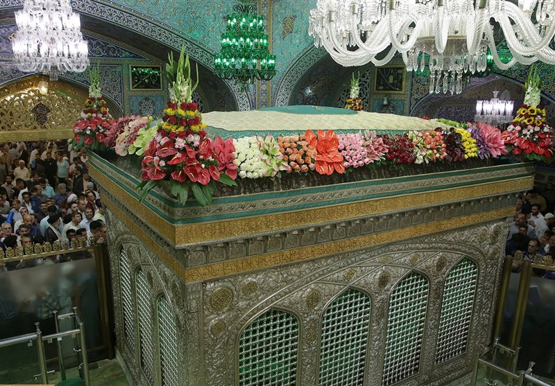 حرم منور رضوی مملو از حضور زائران بارگاه امام هشتم(ع) غرق در نور و سرور است