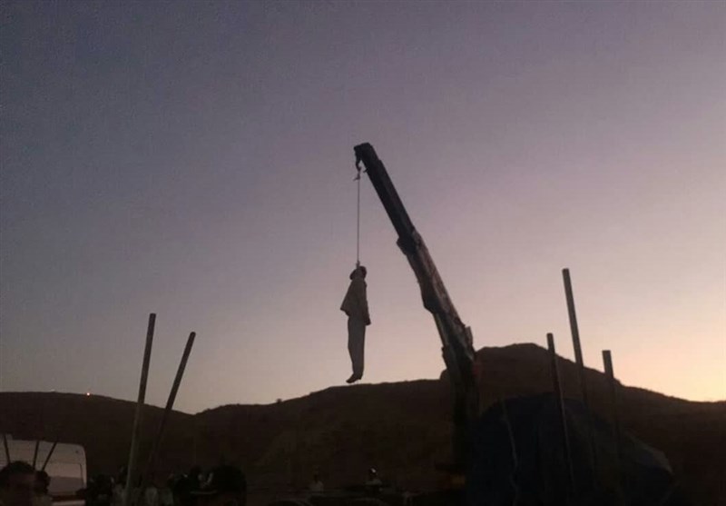 حکم قاتل امام جمعه شهرستان کازرون در ملأ عام اجرا شد