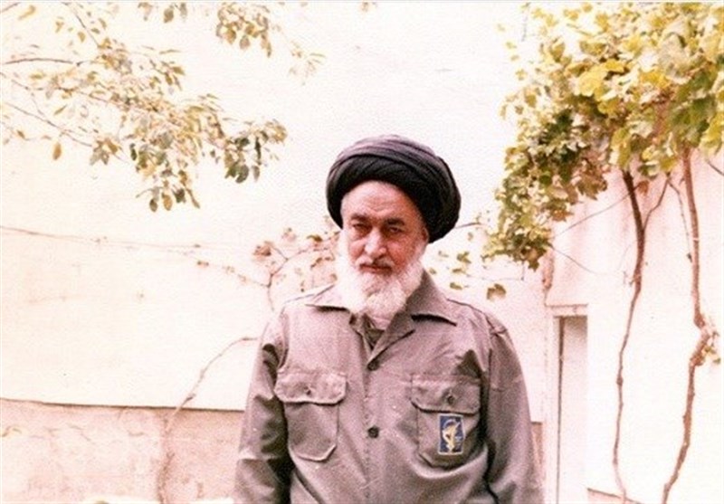 نقش آیت‌الله مدنی در ‌دفاع مقدس؛ بوسه امام جمعه تبریز به دستان رزمنده‌ای که جنگنده بعثی را سرنگون کرد