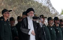 امام خامنه‌ای در دانشگاه افسری امام حسین(ع): رفتار آمریکایی‌ها موجب افزایش عزت سپاه شد/ با تمسک به سیدالشهداء(ع) در مقابل آمریکا کوتاه نمی‌آییم