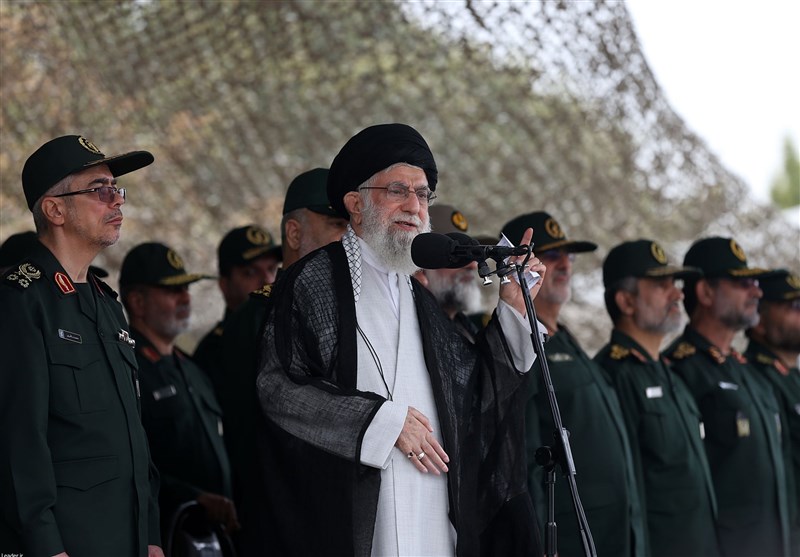 امام خامنه‌ای در دانشگاه افسری امام حسین(ع): رفتار آمریکایی‌ها موجب افزایش عزت سپاه شد/ با تمسک به سیدالشهداء(ع) در مقابل آمریکا کوتاه نمی‌آییم