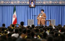 امام خامنه‌ای در دیدار دانش‌آموزان: یکی از راه‌های بستن نفوذ آمریکا، منع مذاکره است/ آمریکا ضعیف‌تر و درعین‌حال وحشی‌تر شده است