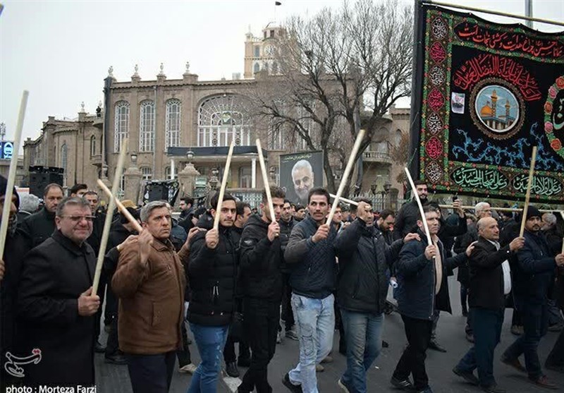 عزاداری خیابانی «علمدار ولایت» در تبریز / نمادهای «انتقام سخت» در دستان مردم تبریز+تصاویر‌