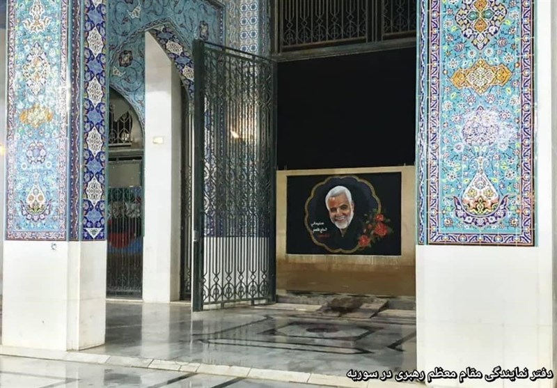 تصویر حاج قاسم بر دیوار حرم مطهر حضرت زینب(س) نقش بست + عکس