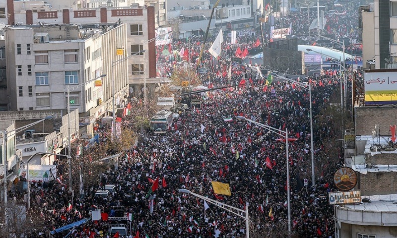 میلیونها نفر در تهران «حاج قاسم» و همرزمانش را مشایعت کردند/ نماز اشک‌بار رهبر انقلاب بر پیکر شهدا/ مردم خواهان «انتقام سخت» هستند