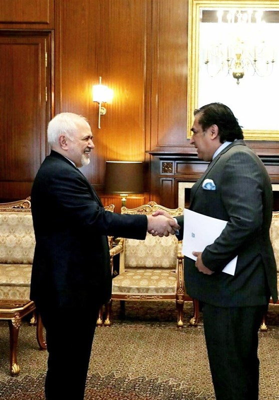 سفیر جدید پاکستان رونوشت استوار نامه خود را تقدیم ظریف کرد