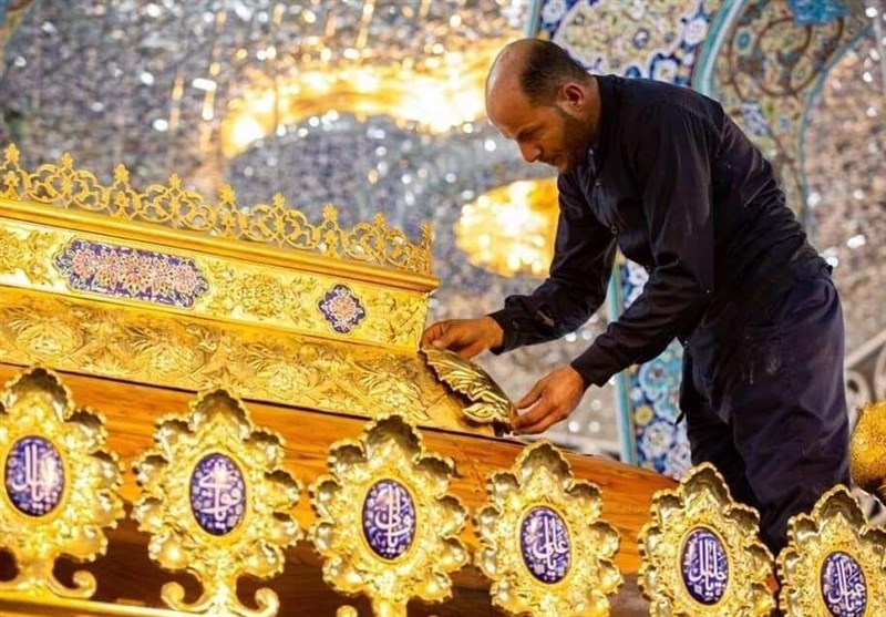 نصب تاج جدید ضریح مطهر حضرت زینب (س) + عکس