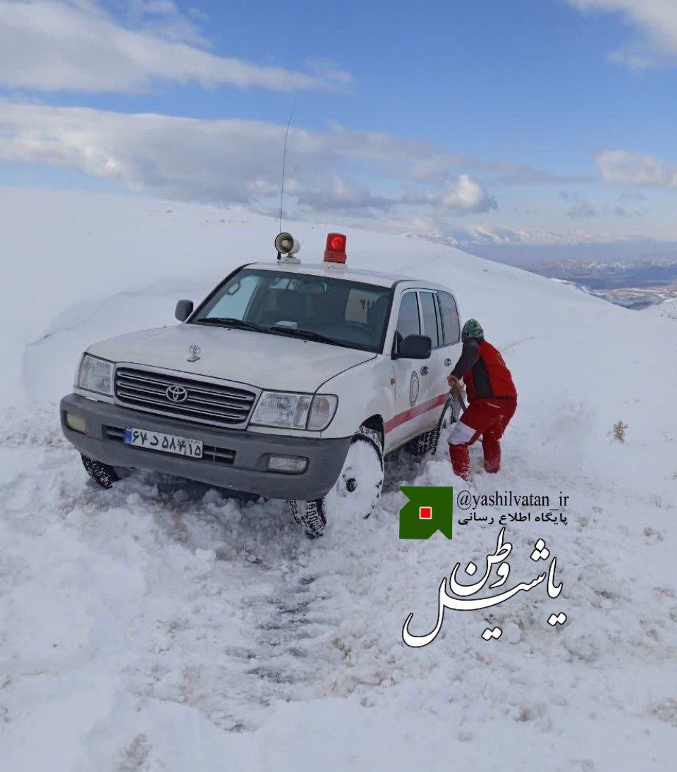 نجات مادر باردار گرفتار در برف کولاک روستای کوه کمر توسط هلال احمر