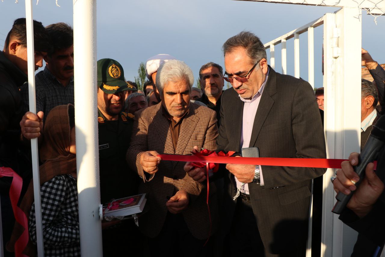 آیین افتتاح زمین چمن مصنوعی روستای قراجه‌فیض‌الله با حضور مسئولان شهرستان مرند برگزار شد